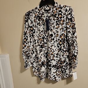 Adrienne Vittadini Leopard Print V neck Blouse. NWT
